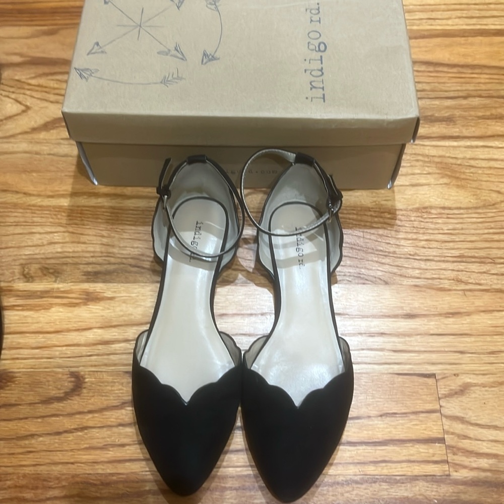 Indigo Rd. Black flat with ankle strap. Scalloped front and back.